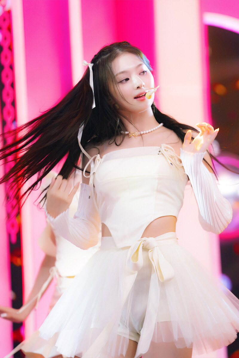 230611 fromis_9 Nagyung - ‘#menow’ at Inkigayo documents 1