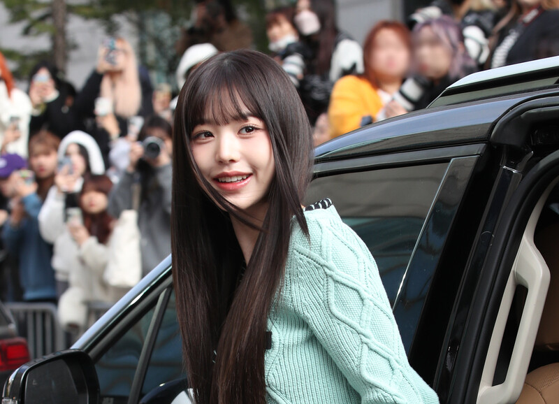 231027 IVE's Wonyoung heading to Music Bank documents 3