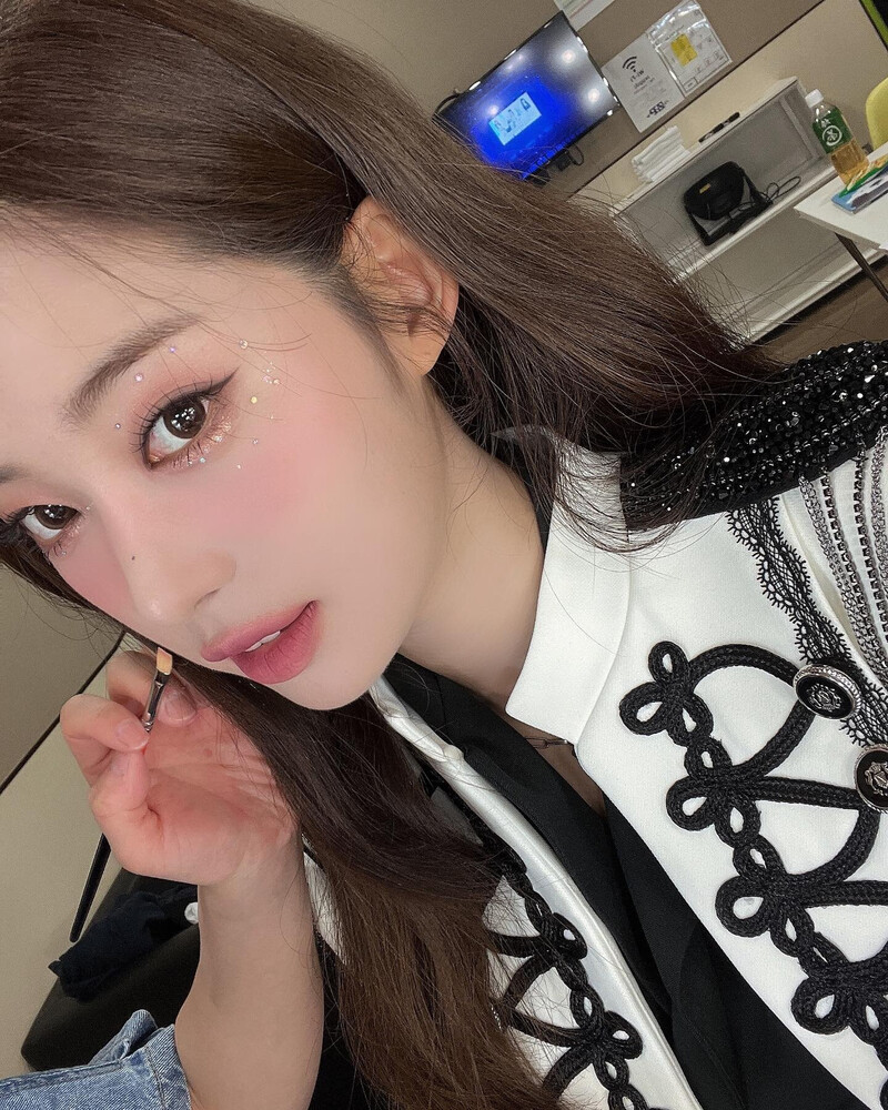 240430 EVERGLOW Sihyeon Instagram Update documents 5