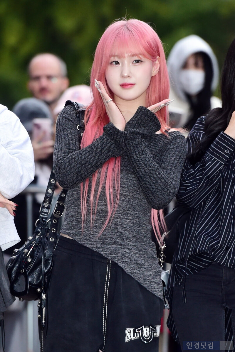 241101 KEP1ER Chaehyun at Music Bank Commute documents 3