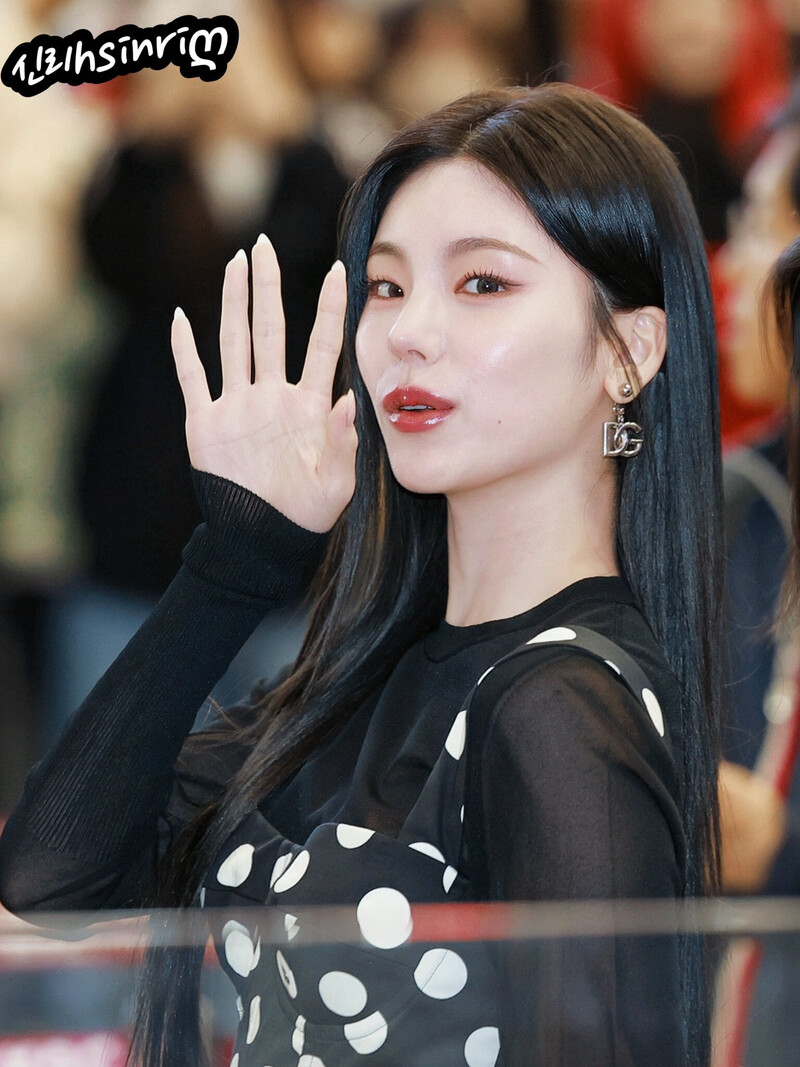 240516 ITZY Yeji at Gimpo International Airport documents 1