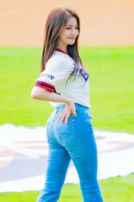 210404 Brave Girls Yujeong - First pitch for Doosan Bears