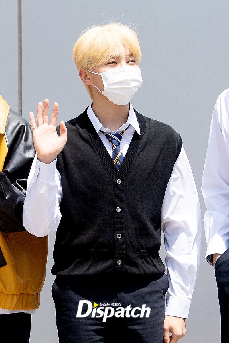 220512 Seventeen's Seungkwan on the Way to 'Knowing Bros' Filming documents 2