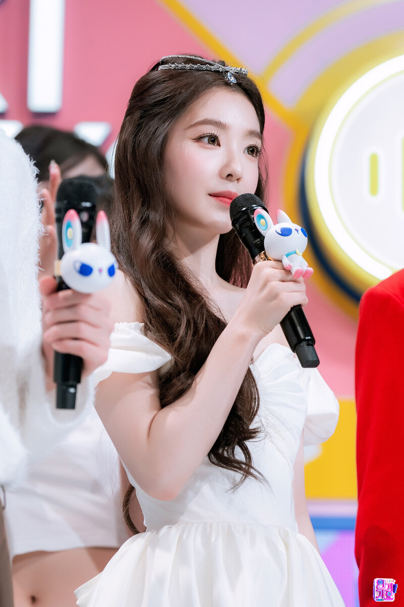 240707 Red Velvet Irene - Inkigayo MC documents 3