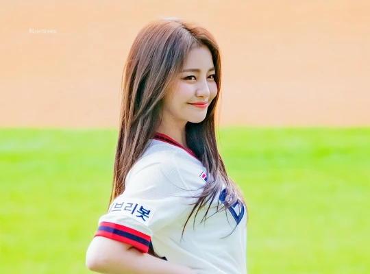 210404 Brave Girls Yujeong - First pitch for Doosan Bears