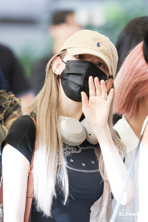 240810 LE SSERAFIM Sakura at Gimpo International Airport