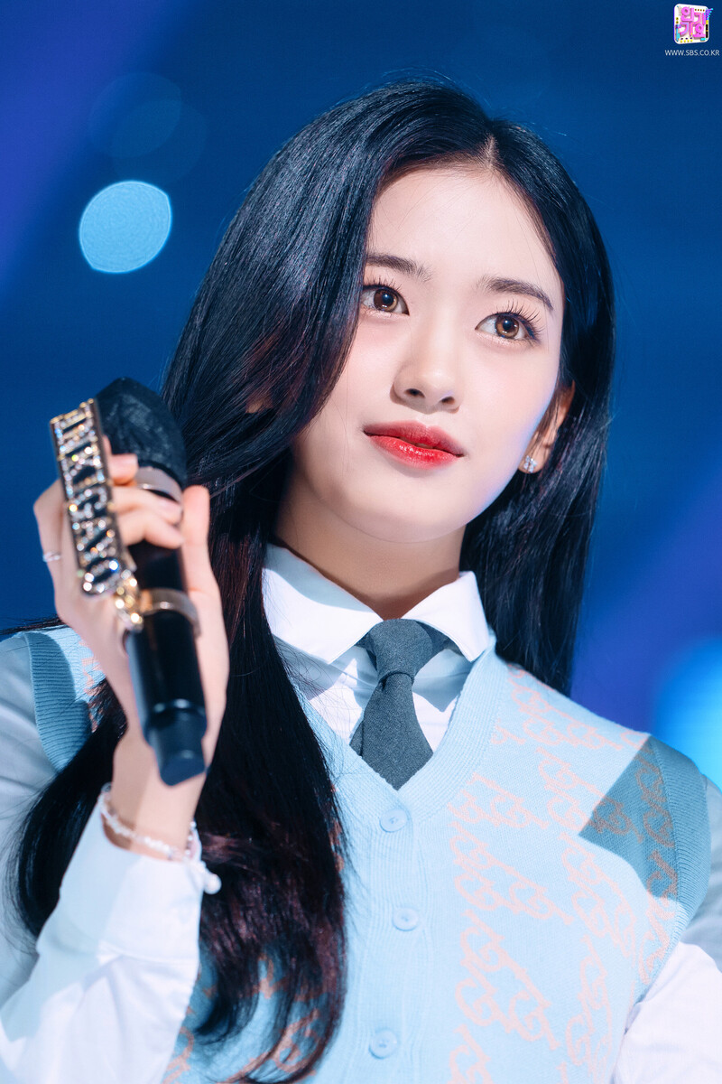 220220 IVE Yujin - MC at Inkigayo | kpopping