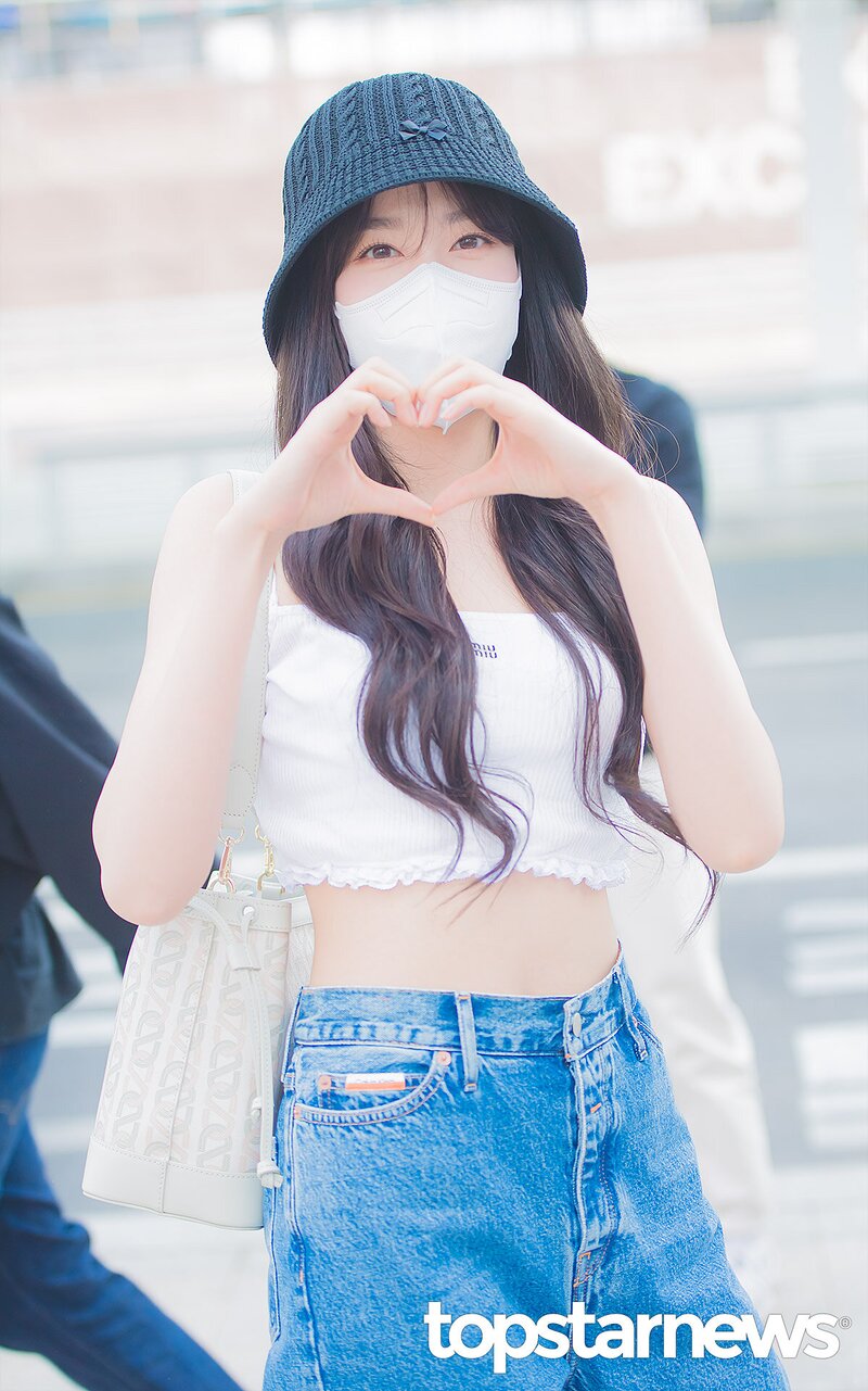 220520 STAYC's Yoon at Incheon International Airport for KCON USA 2022 documents 12