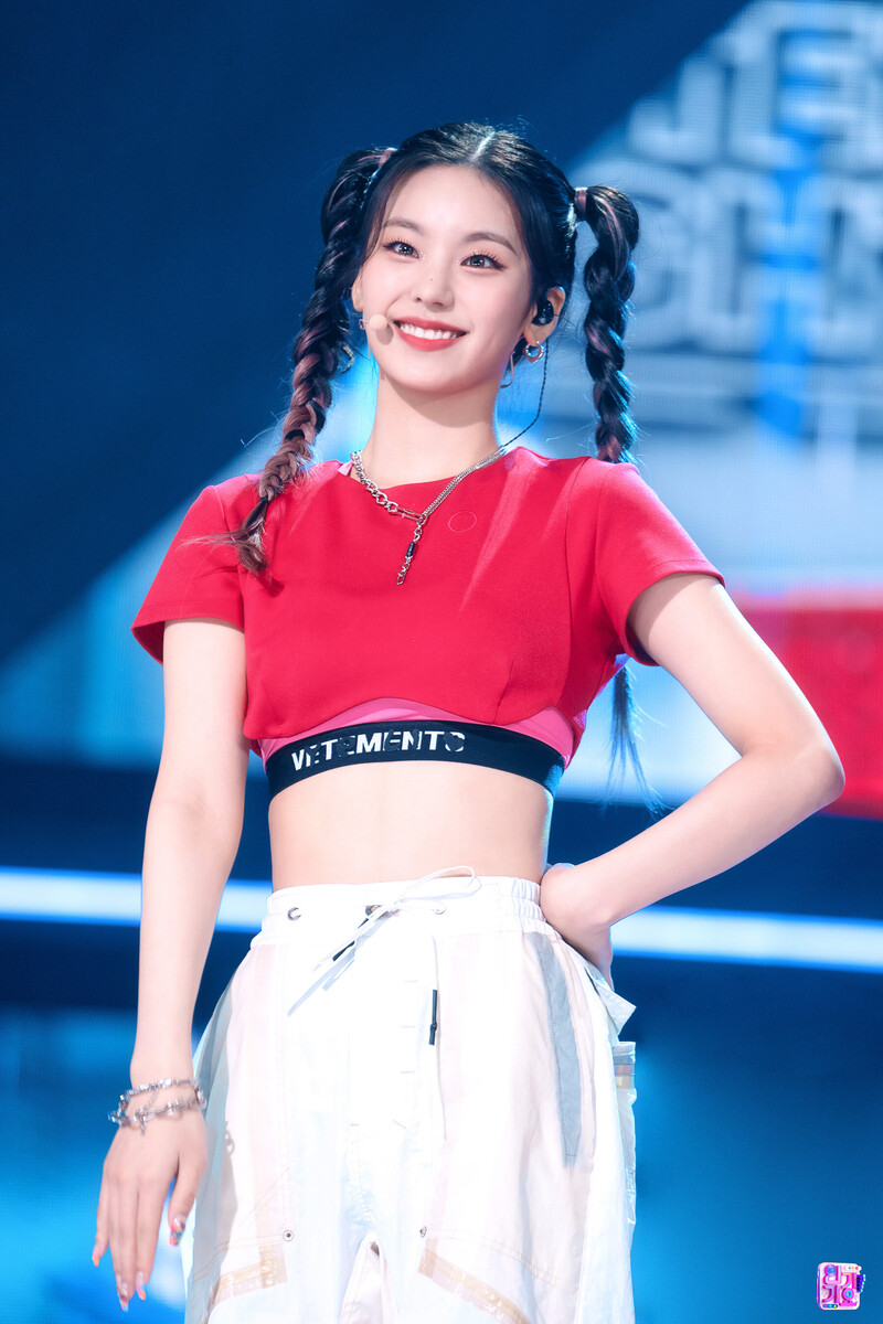 220724 ITZY Yeji - 'SNEAKERS' at Inkigayo documents 16