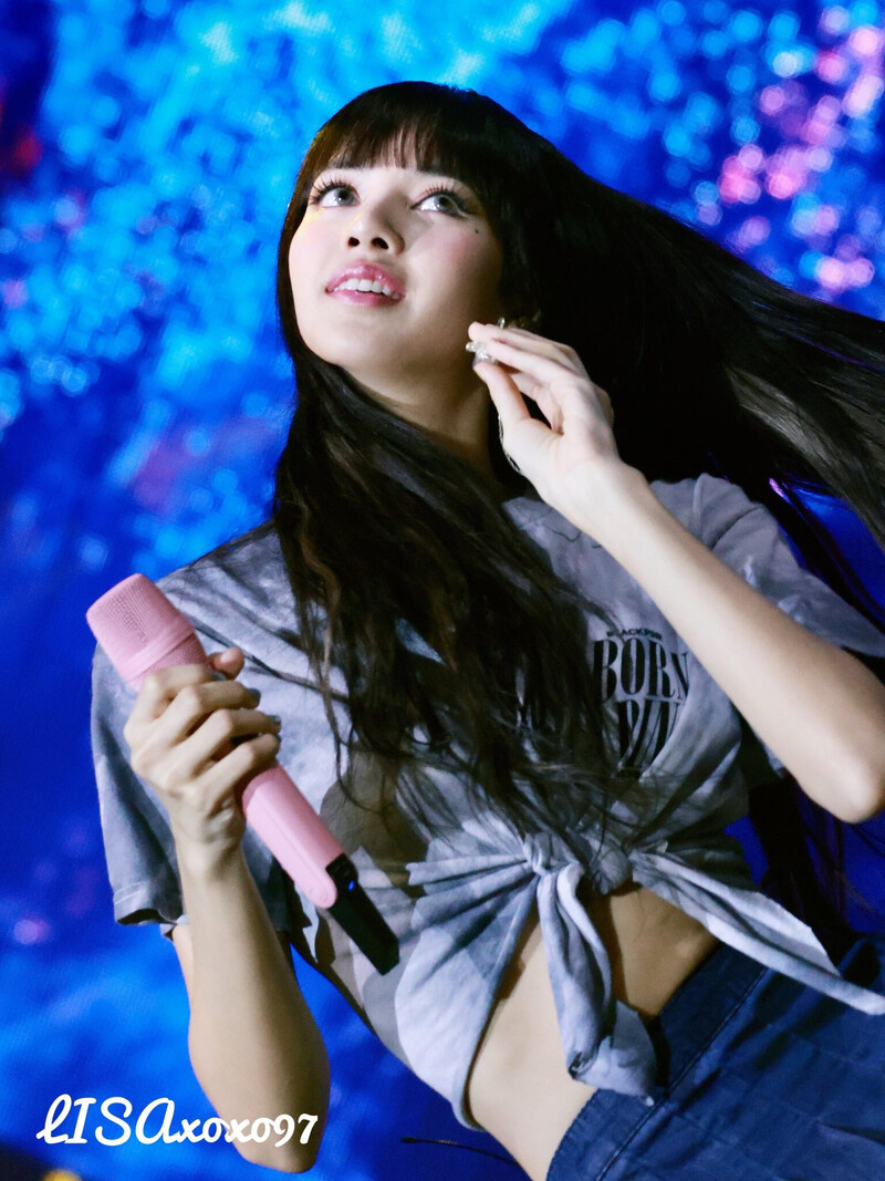 221130 BLACKPINK Lisa - 'BORN PINK' Concert in London Day 1 documents 19