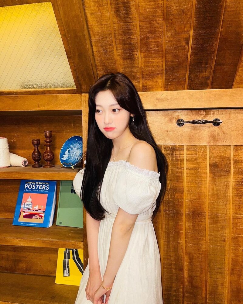 230119 LOONA Choerry Instagram Update documents 2