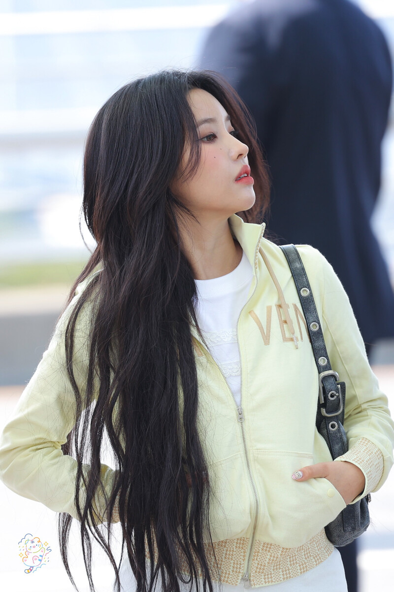 240412 (G)I-DLE Soyeon - ICN Airport documents 4