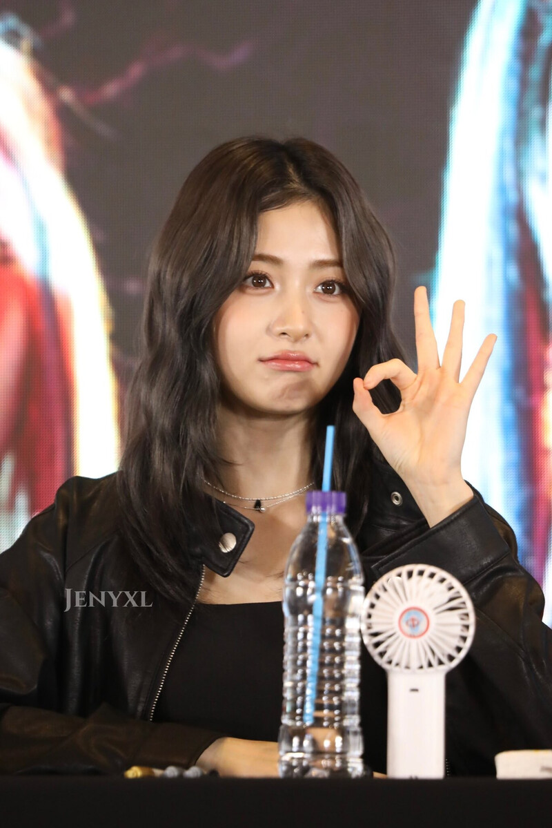 241026 LE SSERAFIM Yunjin - Yizhiyu Fansign Event documents 4