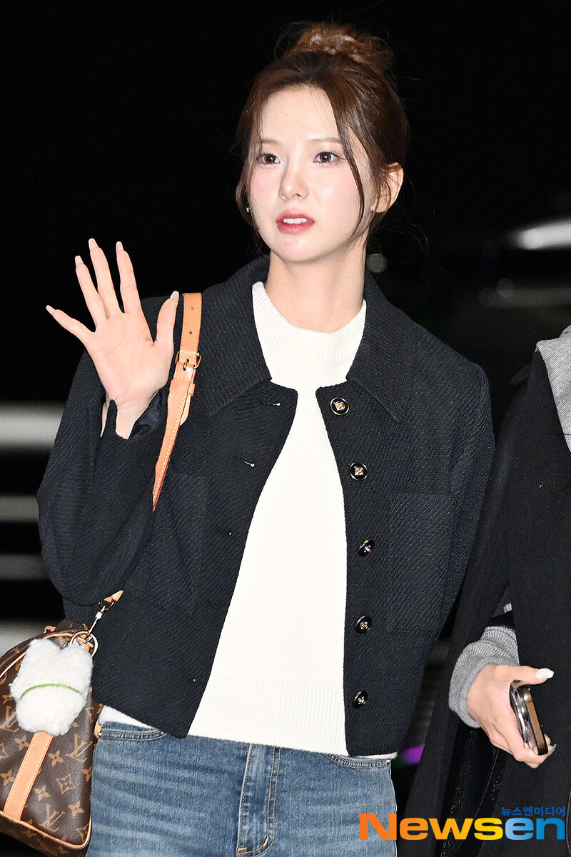 241108 Kep1er Yujin at Incheon International Airport documents 1