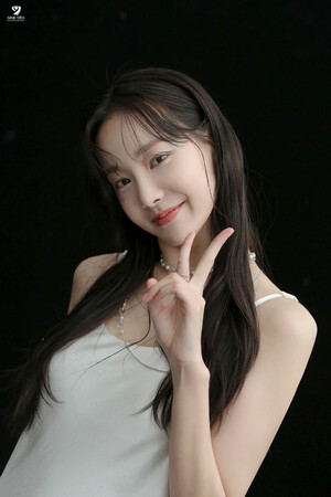 220121 Nine Ato Naver Post - Yeonwoo 2022 Arena Homme February Issue Behind