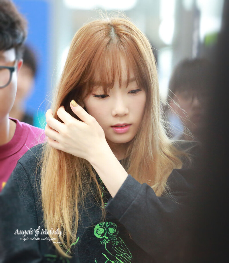 140802 Girls' Generation Taeyeon at Incheon & Hong Kong Airport documents 5