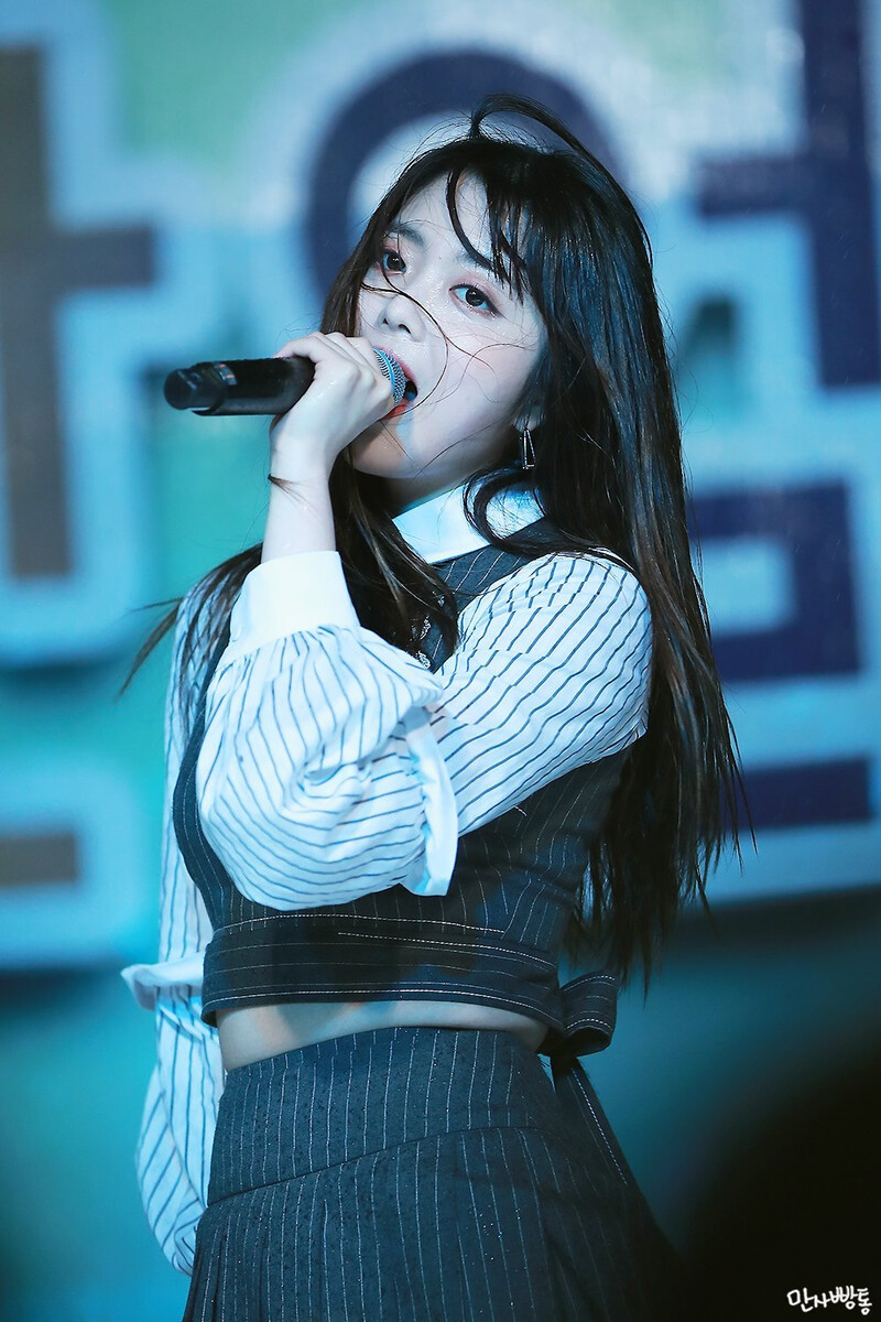 180517 Weki Meki Suyeon at Sunlin College Festival documents 4