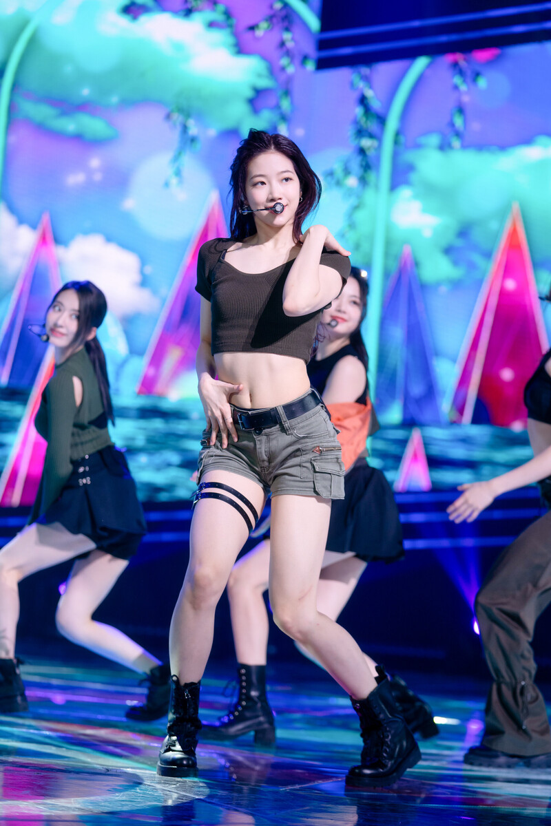 220508 LE SSERAFIM Kazuha - 'Blue Flame' at Inkigayo documents 14