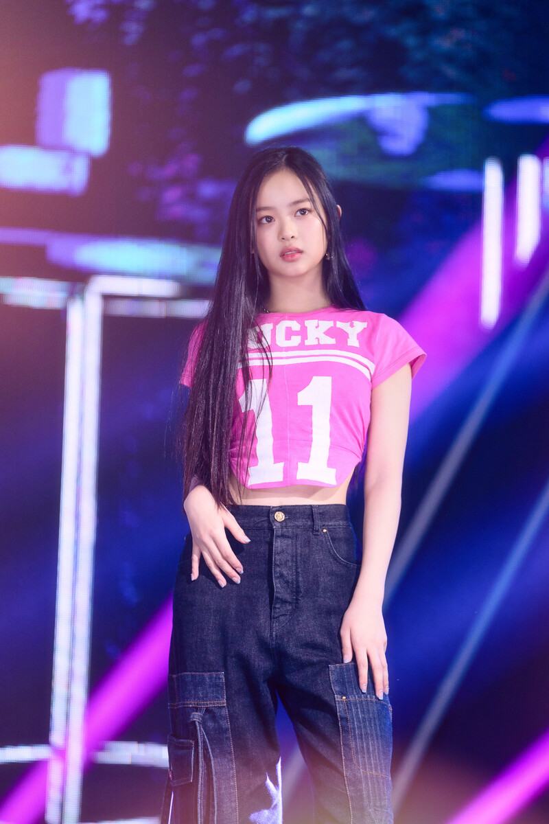 220807 NewJeans Hanni 'Attention' at Inkigayo documents 8