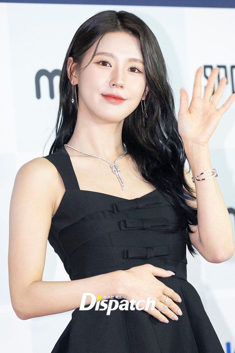230218 (G)I-DLE Miyeon - 'Circle Chart Music Awards 2022' Red Carpet documents 5