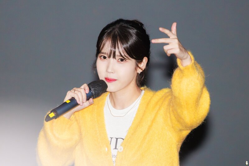 231013 IU - 'The Golden Hour' Movie Stage Greeting documents 24