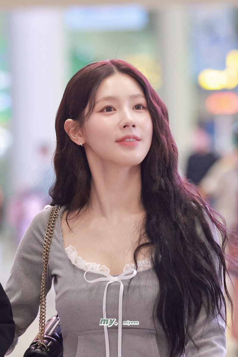 240418 (G)I-DLE Miyeon - ICN Airport documents 3