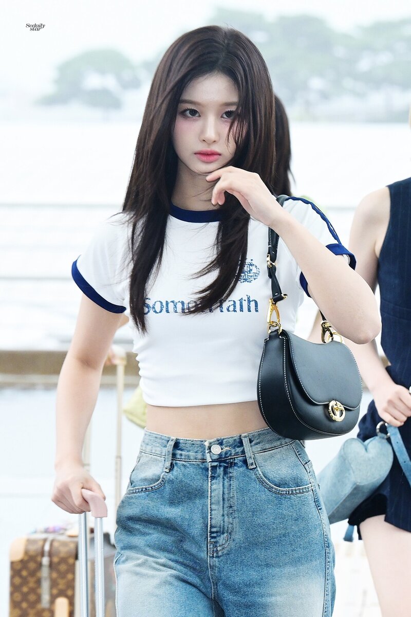 240718 NMIXX Sullyoon at Incheon International Airport documents 4