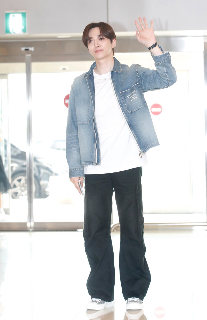 230719 2PM Lee Junho at Incheon International Airport documents 5