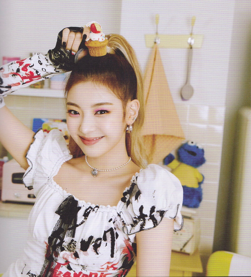 ITZY 'Crazy In Love' Album Scans documents 3