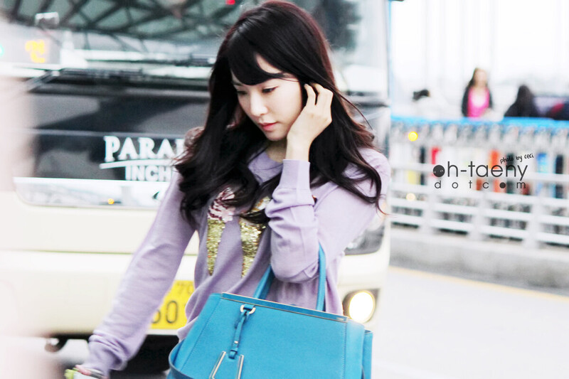 130408 Girls' Generation Tiffany at Incheon Airport documents 3