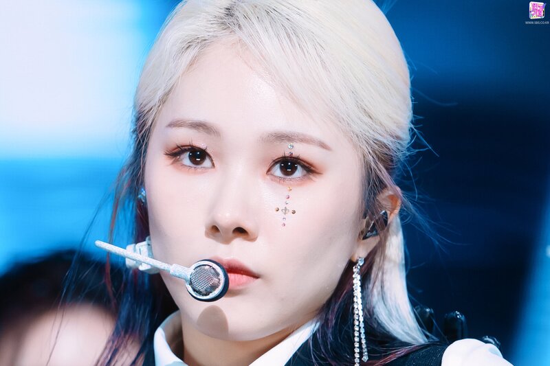 211212 EVERGLOW Mia - "PIRATE" at Inkigayo documents 2
