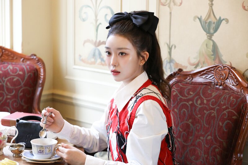 240304 High Up Naver Post - STAYC Sumin - 'London STAY' Photobook Shoot Behind documents 2