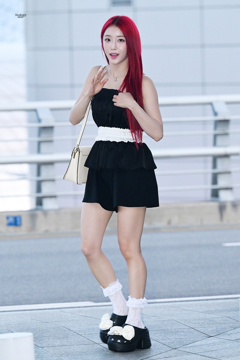 240724 STAYC Sumin at Incheon International Airport documents 4