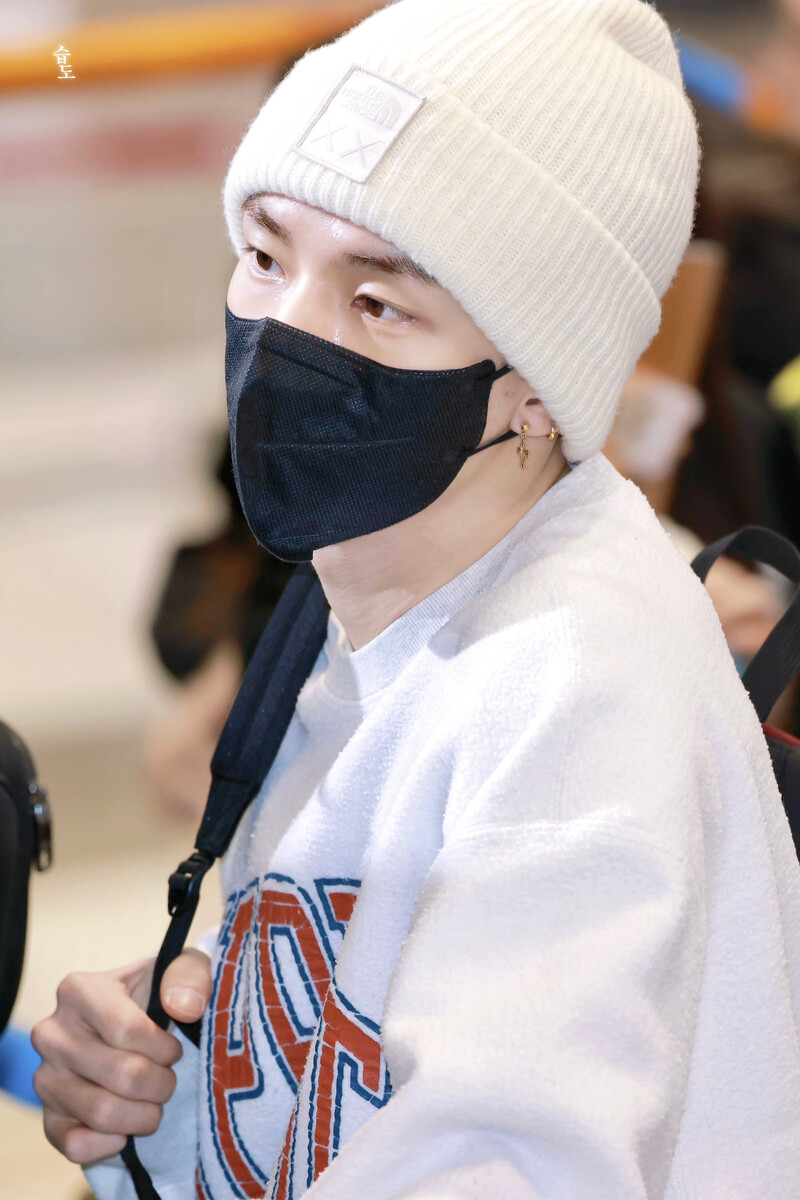 241227 StrayKids Hyunjin at Airport documents 10