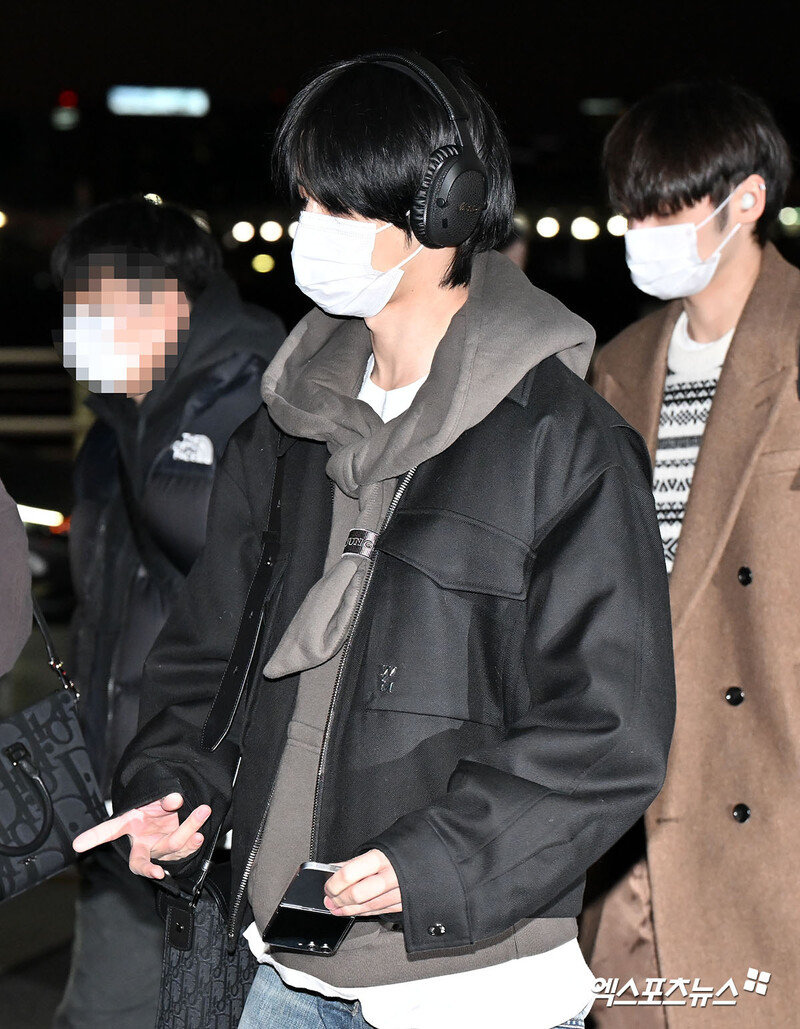 250103 TXT Beomgyu at Incheon Airport documents 1