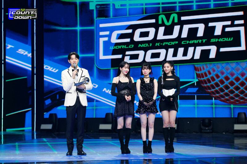 220217 VIVIZ - 'BOP BOP!' + Encore Stage at M Countdown documents 1