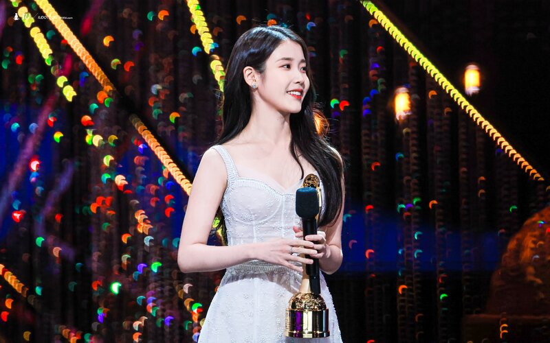 221125 IU at 43rd Blue Dragon Film Awards Red Carpet documents 9