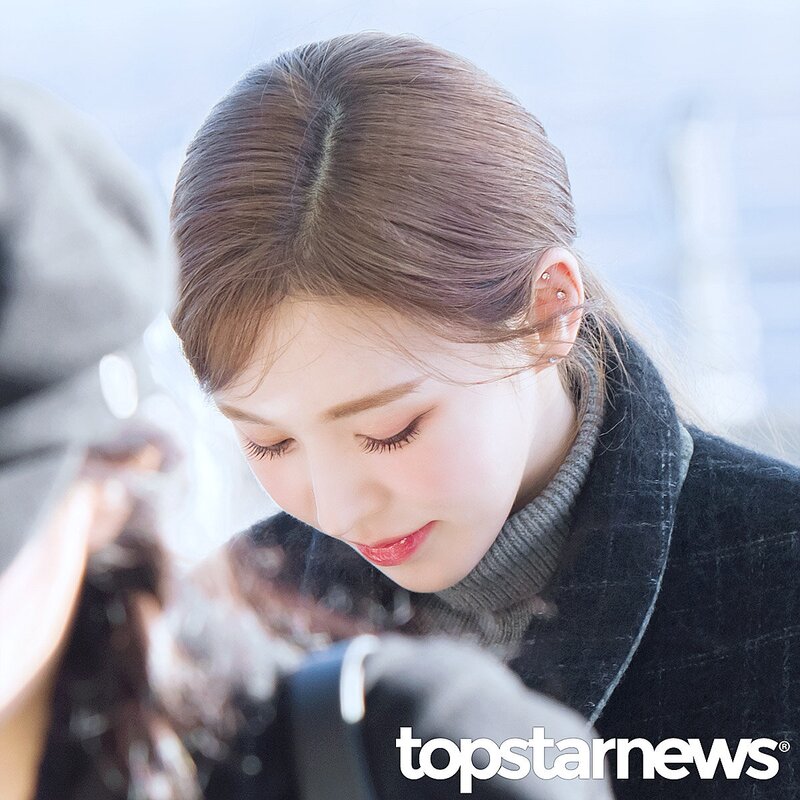 231212 Red Velvet Wendy at Incheon International Airport documents 2