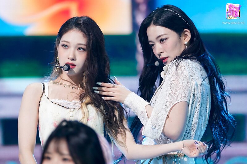 210530 fromis_9 - 'WE GO' at Inkigayo documents 6