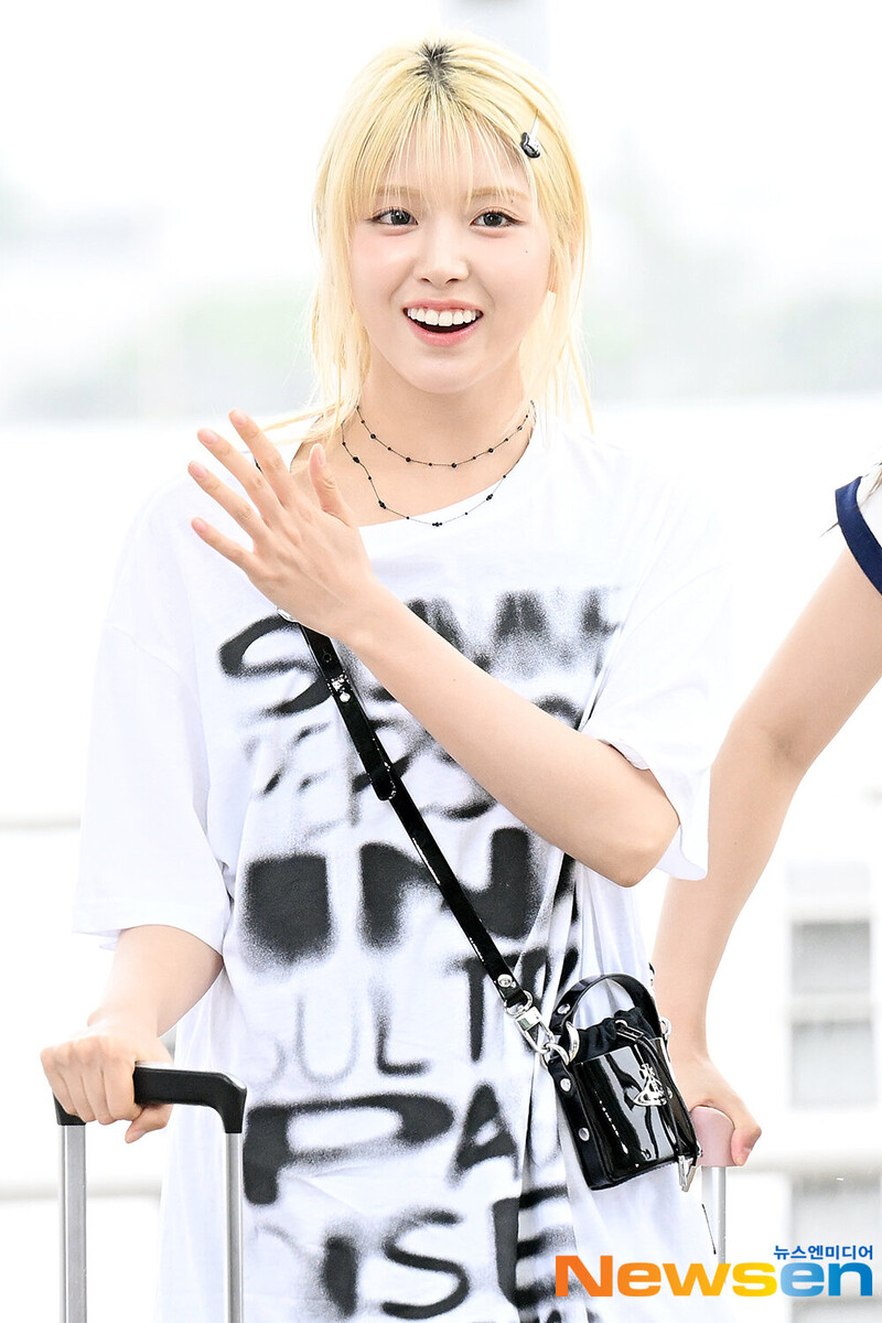 240718 NMIXX Jiwoo at Incheon International Airport documents 5