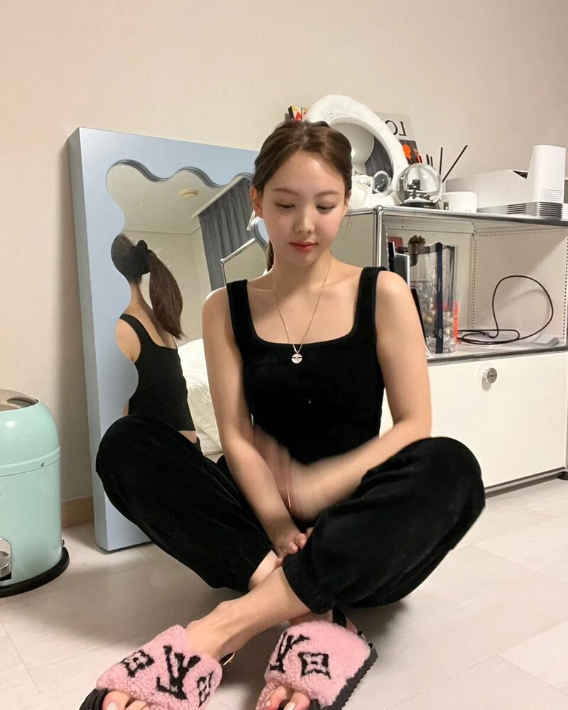 220210 TWICE Instagram Update - Nayeon documents 3