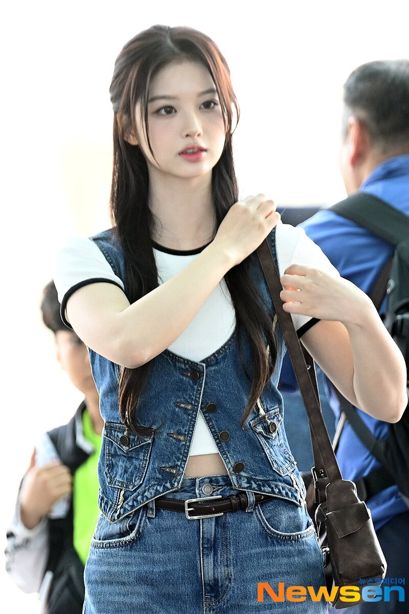 240517 NMIXX Sullyoon at Incheon International Airport documents 9