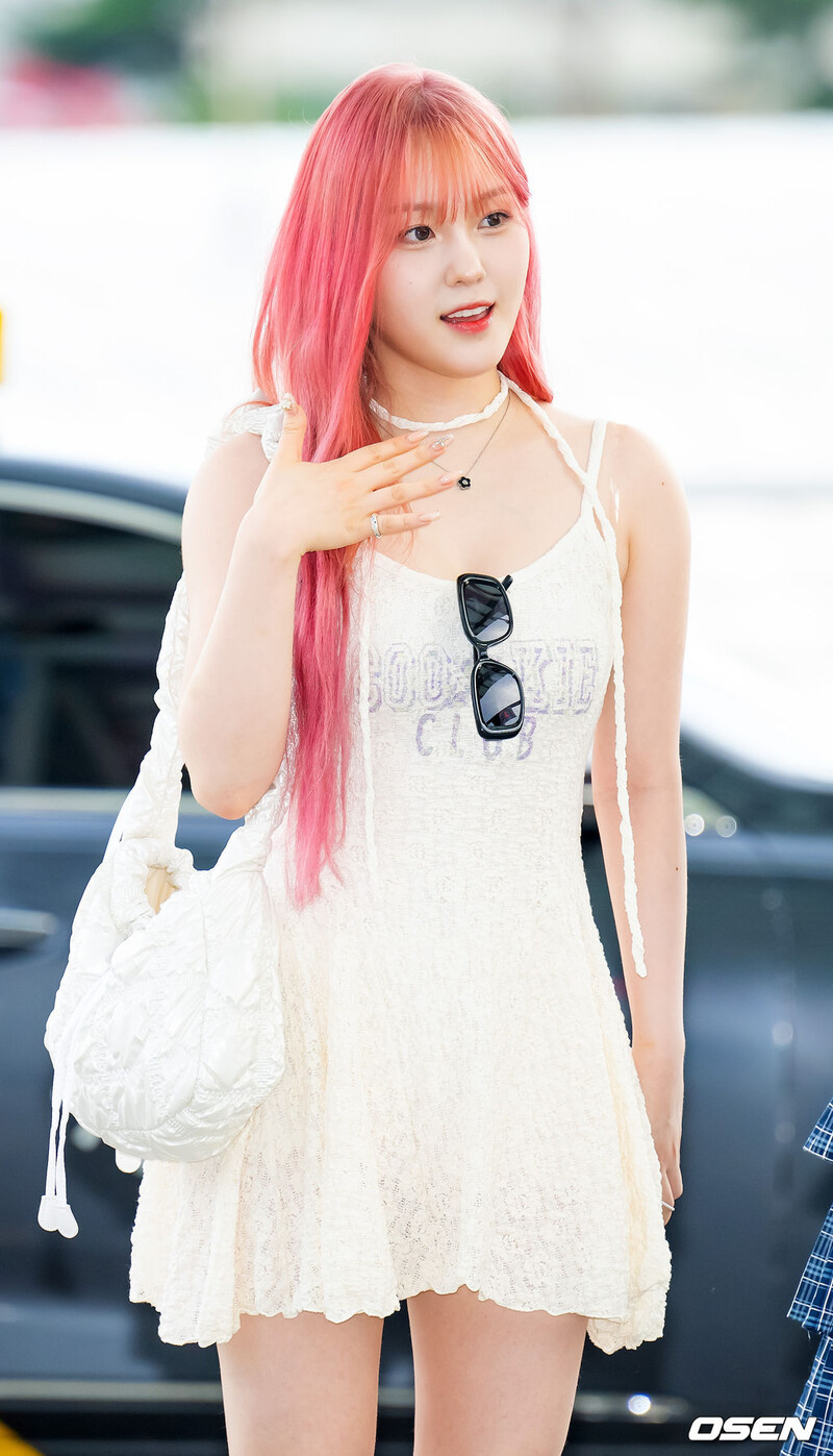 240725 Kep1er Chaehyun at Incheon International Airport documents 1