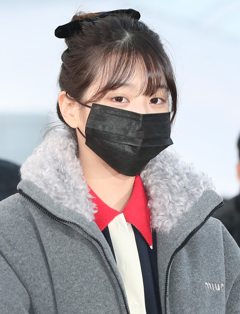 241121 IVE Wonyoung at Incheon International Airport documents 1