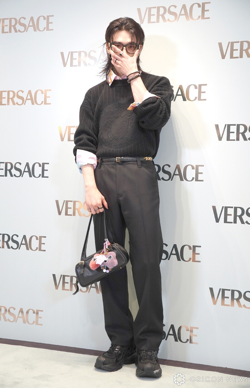 241118 HYUNJIN at Versace in Ginza documents 5