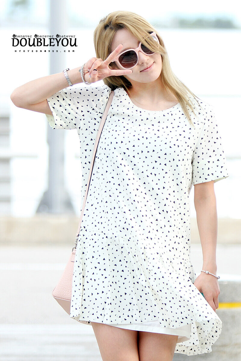 140604 Girls' Generation Hyoyeon at Incheon Airport documents 2