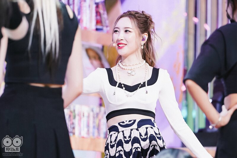 210808 Sunmi - 'You can't sit with us' + 'SUNNY' at Inkigayo documents 18