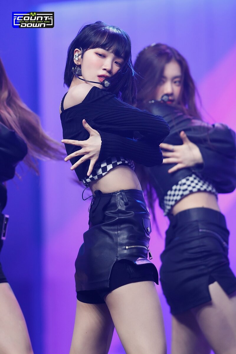220505 LE SSERAFIM's Chaewon - 'Fearless' and 'Blue Flame' at M Countdown documents 5