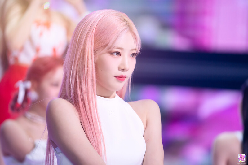 220626 LOONA Kim Lip - 'Flip That' at Inkigayo documents 1