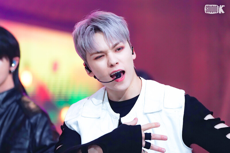 230428 SEVENTEEN Vernon - 'Super' at Music Bank documents 5